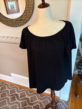 Like new 2X Black Women's Scoop Neck Short Sleeve Top